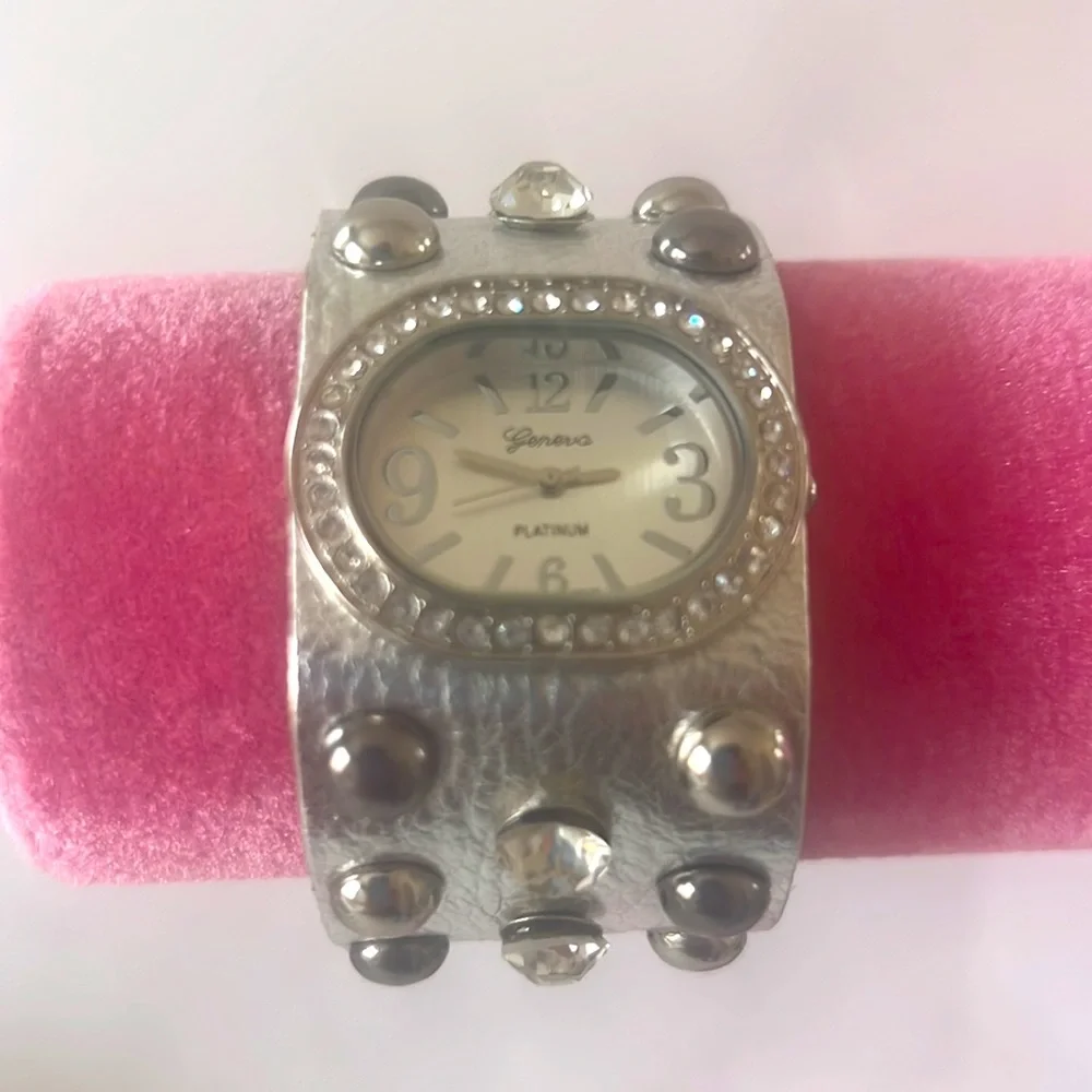 Geneva New vintage Wristwatch, Japanese movement, silver, leather band,crystals, - Picture 2 of 6